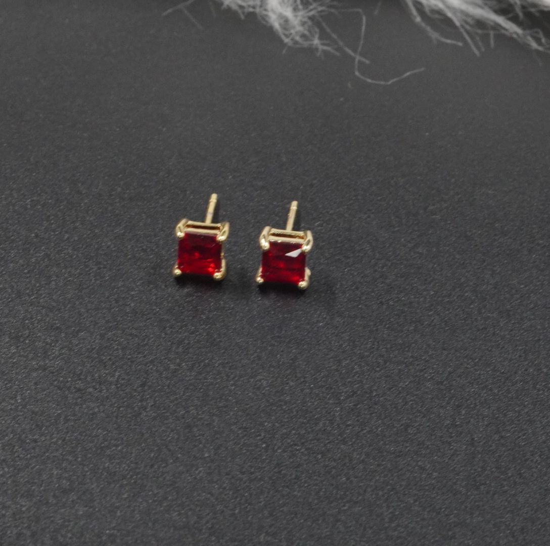 Arete Topo Cuadrado Rojo Diamante