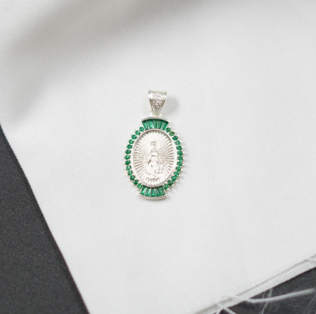 DIJE VIRGEN PLATEADO PIEDRAS VERDES - Plata