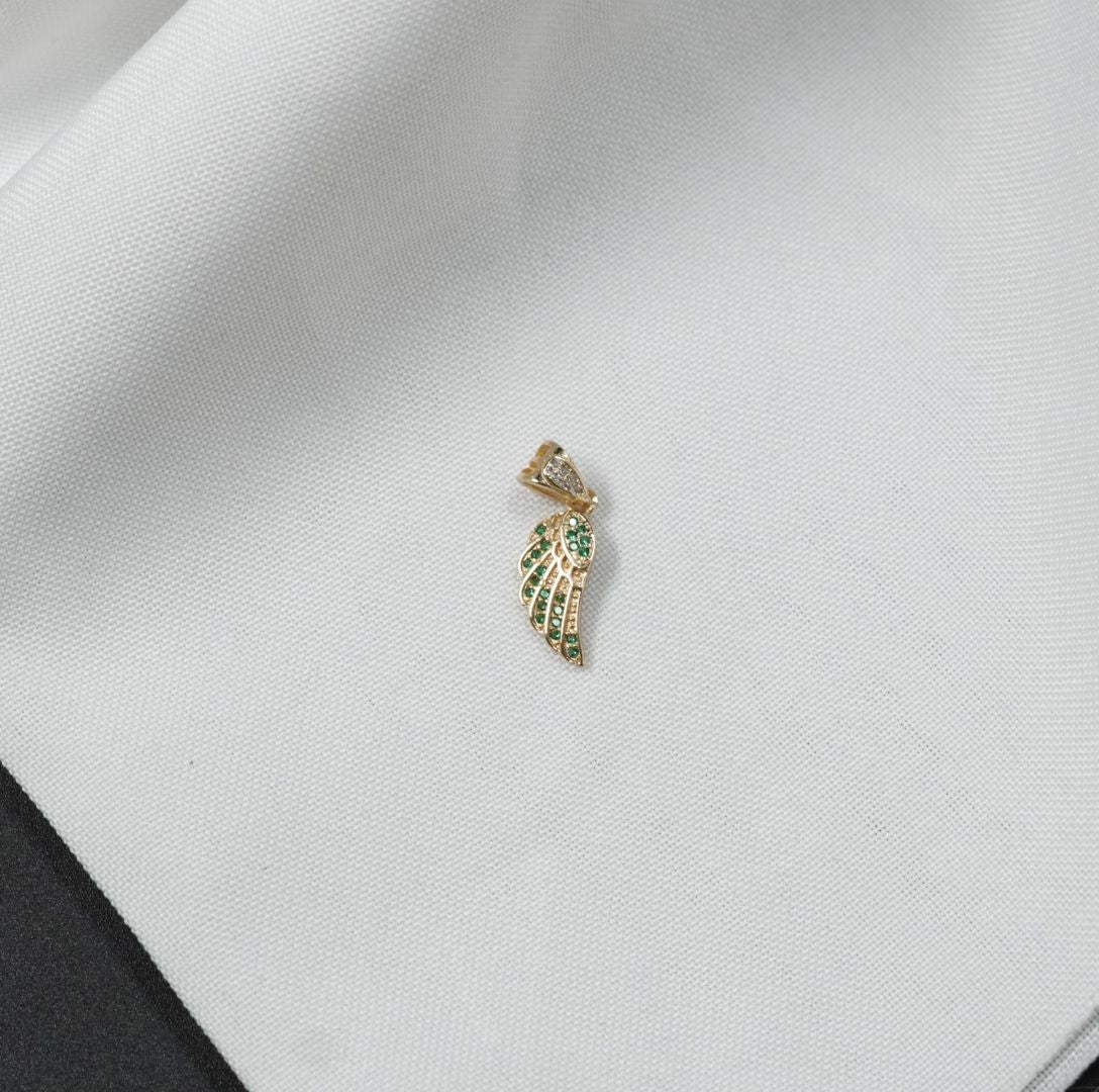 DIJE ALAS DORADO PIEDRAS VERDES - Oro