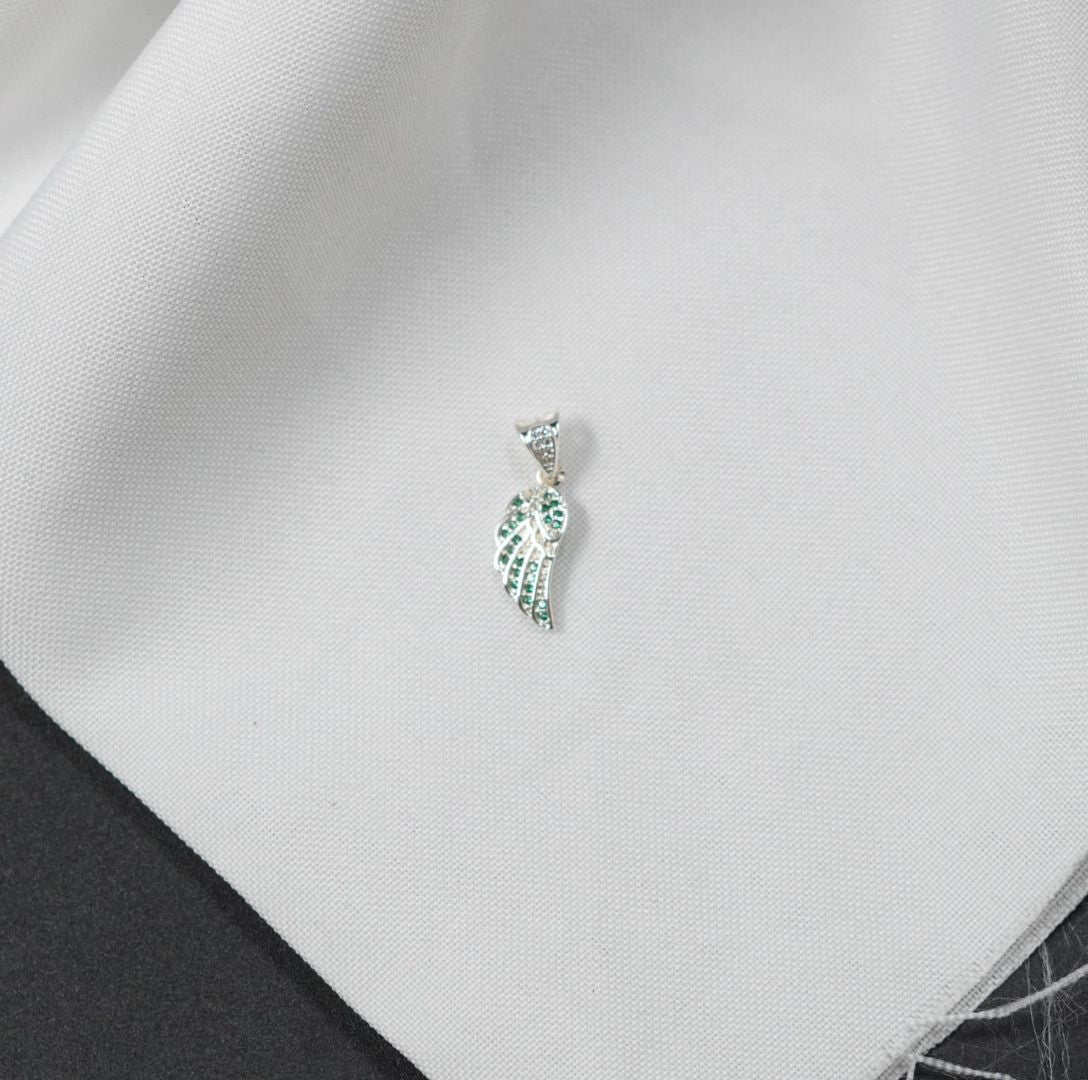 DIJE ALAS PLATEADO PIEDRAS VERDES - Plata