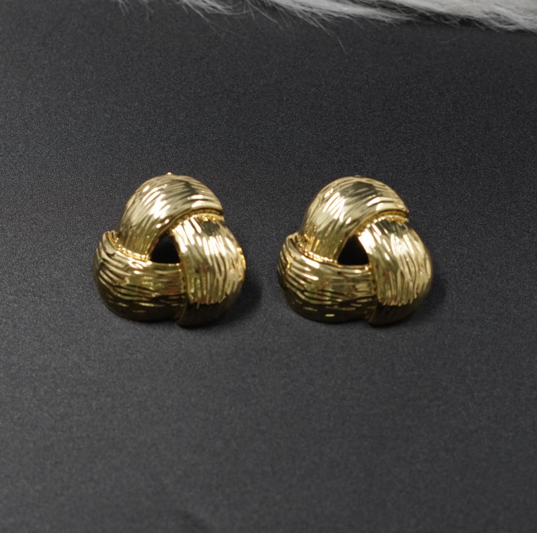 Arete Rodio Triángulo Rayas Dorado