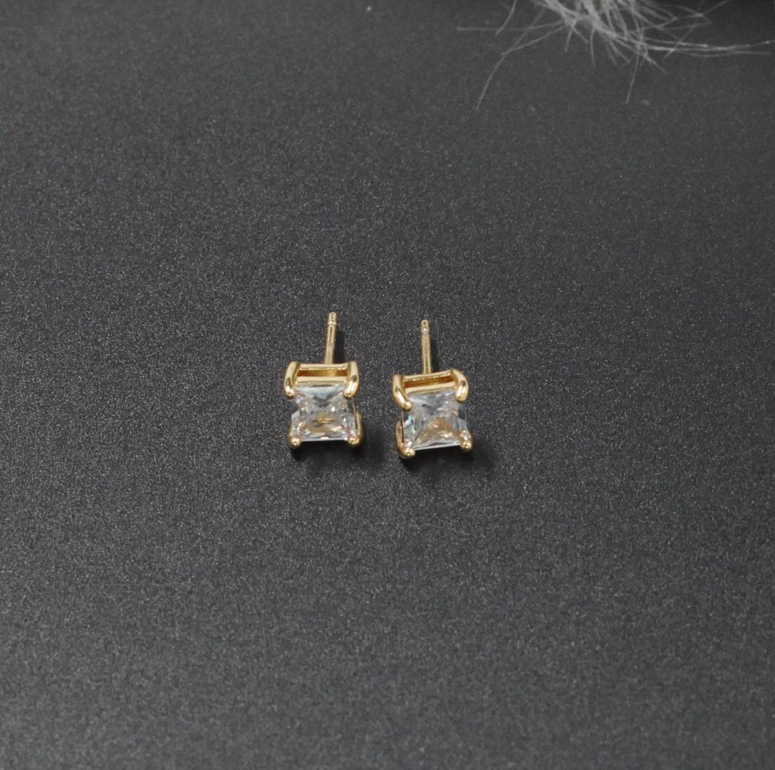 Arete Topo Cuadrado Blanco Diamante Dorado