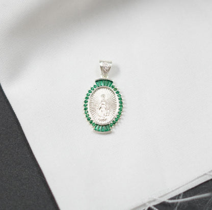 DIJE VIRGEN PLATEADO PIEDRAS VERDES - Plata