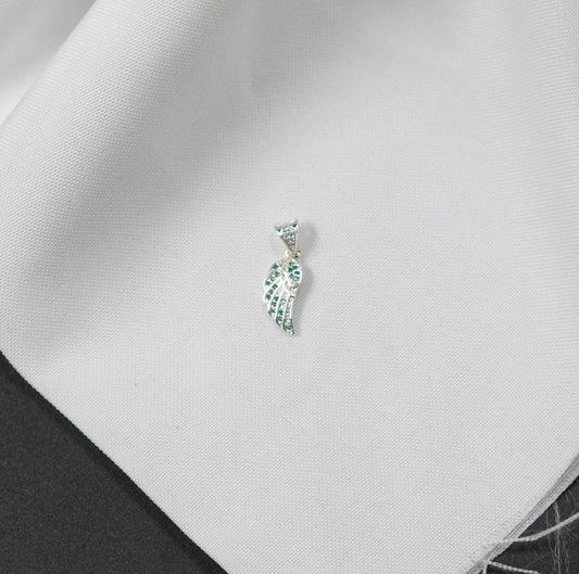 DIJE ALAS PLATEADO PIEDRAS VERDES - Plata